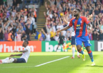 Jermaine Beckford bave devant l’attaquant de Crystal Palace