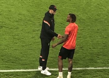 (Photo) Toney, le meilleur buteur de Klopp et Brentford, photographié dans le chat d’après-match