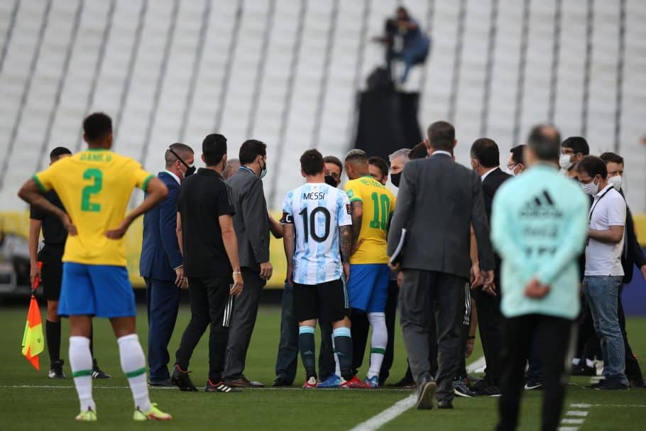 Des scènes incroyables en Amérique du Sud alors que les autorités sanitaires brésiliennes se lancent à mi-match pour forcer Lo Celso, Martinez et les stars argentines à partir