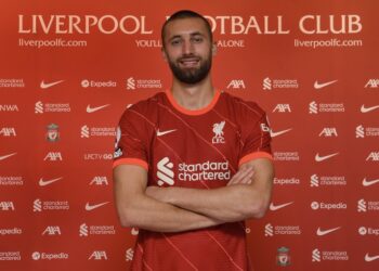 Le défenseur de Liverpool Nathaniel Phillips a signé un contrat de quatre ans