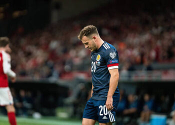 Photo : Ryan Fraser repéré dans une botte de protection et sur des béquilles