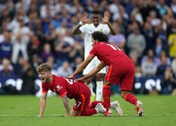 Un joueur de Liverpool défend Pascal Struijk de Leeds Harvey Elliott de Liverpool défend l’as de Leeds