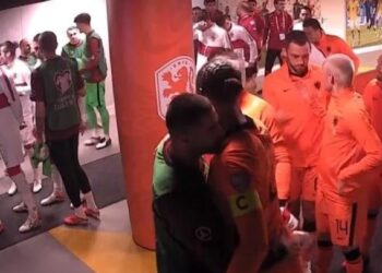 (Image) Un fan de Liverpool surprend le moment de la réunion de Kabak et Van Dijk avant les Pays-Bas contre la Turquie