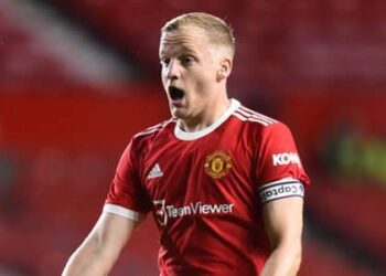 « Van de Beek a l’air perdu » – Man Utd pourrait « réduire ses pertes » sur un milieu de terrain de 35 millions de livres sterling, déclare Berbatov