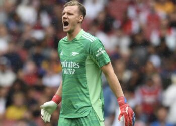 Horreur d’Arsenal alors qu’un homme crie pendant un match de football