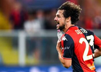 L’attaquant de Gênes Destro marque un but merveilleux – tout en portant bizarrement une bouteille d’eau