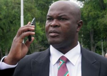 Brunswijk, vice-président du Suriname, 60 ans, entame le match de la CONCACAF contre l’Inter Moengotapoe