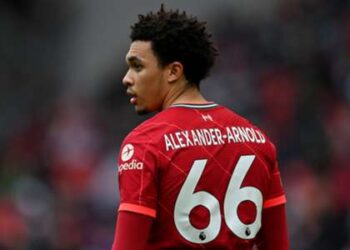 « Pourquoi faire du meilleur arrière droit du monde un milieu de terrain ? »  – L’expérience d’Alexander-Arnold intrigue le patron de Liverpool, Klopp