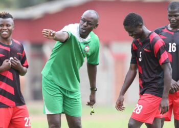 Les anciens internationaux kenyans Otieno, Ambani et Echesa sont diplômés des licences d’entraîneur de la Caf B