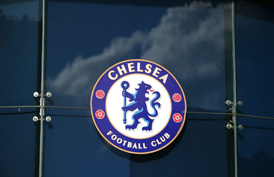 Les fans de Chelsea collent le logo Three sur le maillot avant le choc de Newcastle
