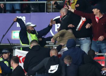 Des supporters hongrois affrontent la police lors d’un match contre l’Angleterre