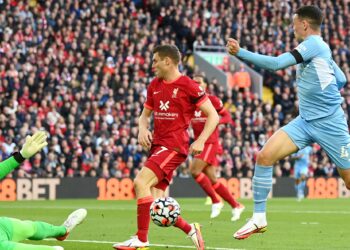 La star de Liverpool accusée d’être « hors de position » et d’avoir aidé Foden à remporter le premier égaliseur – Jamie Carragher