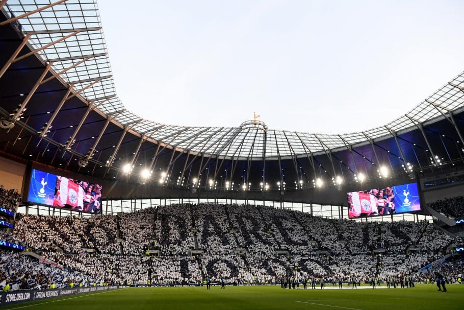 Fuite du kit domicile 2022/23 de Tottenham Hotspur avec un décolleté néon