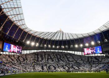 Fuite du kit domicile 2022/23 de Tottenham Hotspur avec un décolleté néon