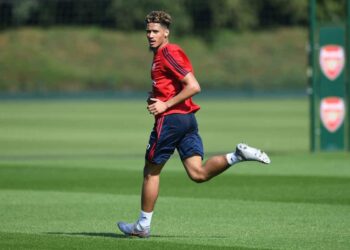 Bien qu’il ait joué contre Lionel Messi, William Saliba d’Arsenal a été jugé « pas prêt pour la Premier League » par un expert