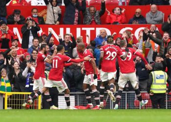 Photos officielles des maillots Man United et Arsenal Teamgeist d’Adidas