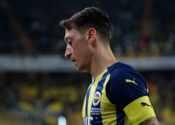 Ozil jette le dossard dans la direction du manager après le service de banc de Fenerbahce