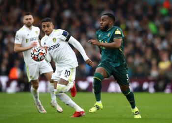 Raphinha de Leeds félicitée par Thiago Silva après une performance influente