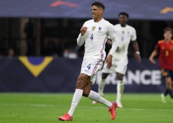 Man United a porté un coup alors que Raphael Varane sort de la France en boitant