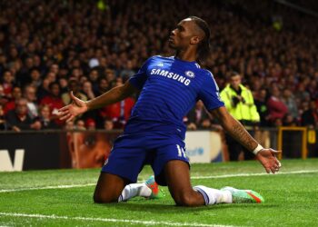 Les fans de Chelsea réagissent alors que la légende du club Didier Drogba réussit un triplé lors d’un match de charité