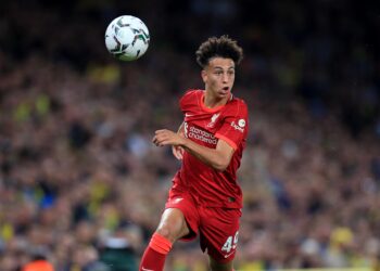 La starlette de Liverpool, surnommée le « meilleur joueur de 16 ans du pays », signe son premier contrat professionnel avec les Reds