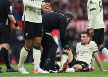 La liste des blessures à Liverpool s’allonge alors que James Milner s’est retiré tôt à Manchester