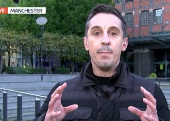 Les fans de Liverpool réagissent au fait que Neville déchire l’ex-député conservateur
