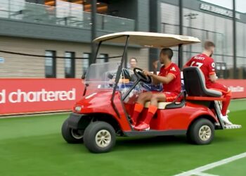 (Image) Un fan de Liverpool repère un moment «sain» entre les stars blessées Thiago Alcantara et Harvey Elliott photo post-équipe