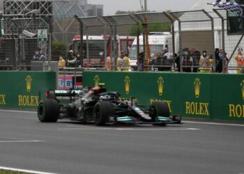 F1 GP Turquie, Bottas triomphe.  Verstappen 2e revient en tête.  Leclerc est 4e, Hamilton seulement 5e