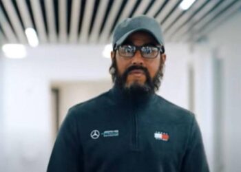Lewis Hamilton se déguise en ingénieur Mercedes : quelle surprise pour trois enfants !