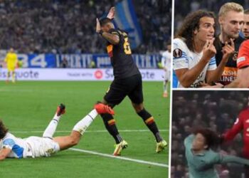 « Détendez-vous avant que j’arrache cette perruque ! »  – Van Aanholt déchire Guendouzi et publie un GIF à tirer sur les cheveux de Fellaini