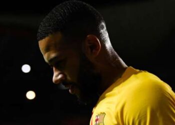 ‘Comment peux-tu demander ça ?!’  – Memphis irrité par la question des regrets de Barcelone