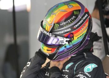 F1 Lewis Hamilton avec le casque LGBT également en Arabie