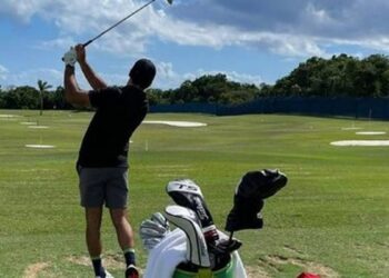 GP de F1 Mexique : Carlos Sainz se détend lors d’un tournoi de golf pour professionnels