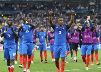 Patrice Evra admet avoir donné un coup de pied au kung-fu à Gary Neville pendant l’entraînement –