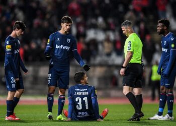 7 buts, une équipe de 6 hommes, une « blessure » feinte et un arrêt de 45 minutes