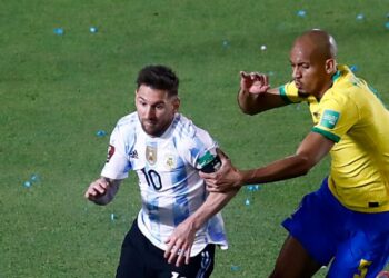 Réaction alors que Fabinho « garde Lionel Messi dans sa poche »