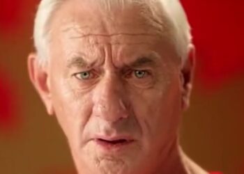 Regardez le jeu d’acteur d’Ian Rush voler la vedette dans la publicité de Noël