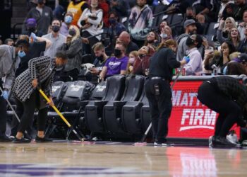 Nba, un fan vomit sur la touche : Kings-Jazz suspendu pour faire le ménage
