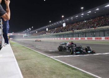 F1 Qatar, Hamilton triomphe et passe à -8 devant Verstappen.  Alonso sur le podium, Ferrari détachée