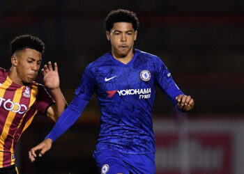 Levi Colwill regarde la situation du défenseur central avec intérêt