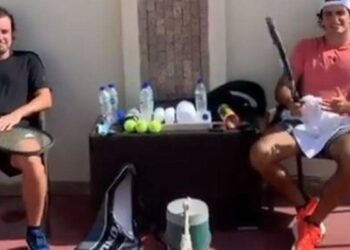 F1 Abu Dhabi, Carlos Sainz joue au tennis avec Fernando Alonso et le bat