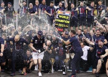 Collé à la télé pour le dernier tour de F1 à Abu Dhabi : les cotes de SKY et TV8 s’envolent