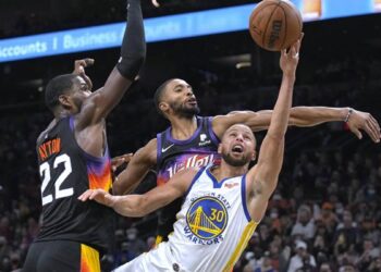 Nba Natale, Phoenix Suns-Golden State Warriors 107-116, Curry 33 points