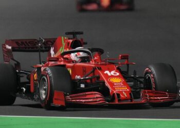 F1 Arabia, Leclerc : « Dédié aux mécaniciens Ferrari, je devais les remercier ».  Sainz : « L’erreur payée cher »