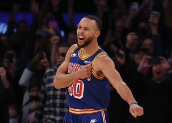 NBA.  Curry bat le triple record : « Je suis le plus grand tireur de tous les temps »