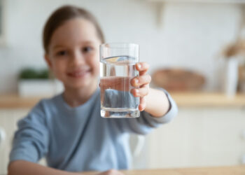 Buvez-vous suffisamment d’eau pendant la journée ?  Voici les signes qui disent non