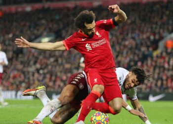 L’ancien chef du PGMOL exhorte les défenseurs à « faire un peu plus attention » autour de Salah après la pénalité d’Aston Villa