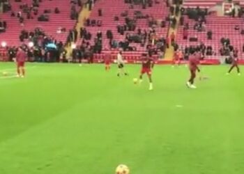 (Vidéo) Regardez Trent Alexander-Arnold démontrer sa capacité de passe avant le coup d’envoi contre Aston Villa