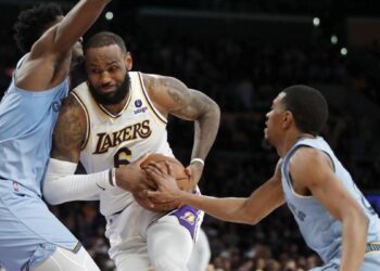 Nba : LeBron en fait 35, mais Memphis fait couler les Lakers.  Doncic arrête les Bulls